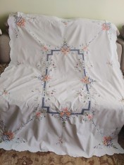 Fata de masa spectaculoasă, broderie model floral foto