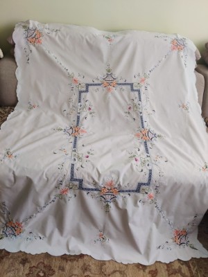 Fata de masa spectaculoasă, broderie model floral foto