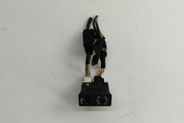 Port USB/AUX-In BMW X6 E71, E72 2012 OEM: 9237654 30029827