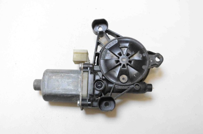 Motor macara geam ușă dreapta față VW GOLF VII 5G1, BQ1, BE1, BE2 2015 OEM: 5Q0959802B 2650141