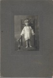 PM362N Diplomatul Titu Rădulescu-Pogoneanu la v&acirc;rsta de 2 ani &icirc;n anul 1916, &icirc;n port popular rom&acirc;nesc, studio Foto Lux, București