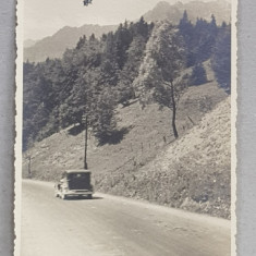 AUTOMOBIL DE EPOCA PE SOSEA LA MUNTE , FOTOGRAFIE TIP CARTE POSTALA , MONOCROMA, NECIRCULATA , PERIOADA INTERBELICA