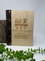 Agenda personalizata din lemn , cu loc pentru pix, carti de vizita, telefon si stick