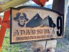 Nr stradă din lemn masiv cu denumirea ei și un desen