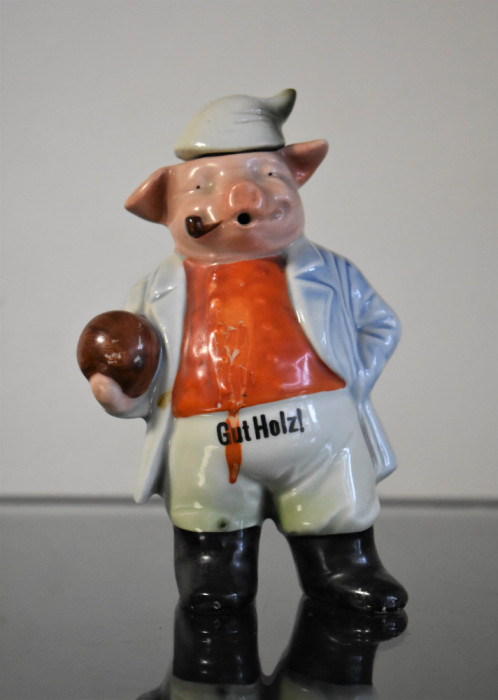 Recipient sticla bautura portelan statueta Gut Holz! Porc cu pipa jucand popice