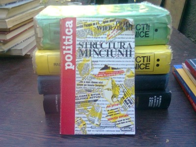 STRUCTURA MINCIUNII - PIOTR WIERZBICKI foto