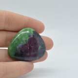 Cabochon rubin in zoisit 37x33x7mm a3