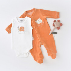 Set Broscuta cu salopeta si body din 80%bumbac organic si 20% poliester - Portocaliu, BabyCosy (Marime: 0-3 Luni)