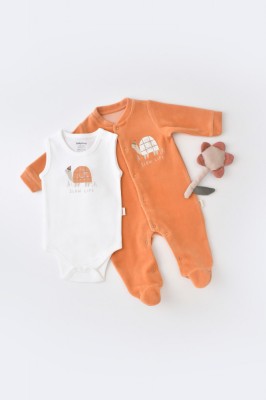 Set Broscuta cu salopeta si body din 80%bumbac organic si 20% poliester - Portocaliu, BabyCosy (Marime: 6-9 luni) foto