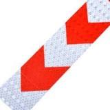Cumpara ieftin Banda reflectorizanta alba cu sageata rosie 07R W 10cm x 25m