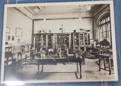 Carte postala - Scoala centrala de fete din Bucuresti: Sala de fizica foto