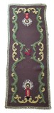 NAPRON / CENTRU DE MASA VINTAGE CU MODEL CUSUT &Icirc;N CRUCIULIȚE ȘI MARGINE FIRE METALICE