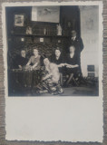Fotografie de grup cu catelul, interior boieresc