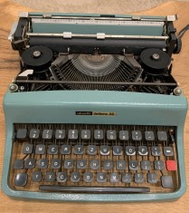 Masina de scris veche Olivetti Lettera 32 foto