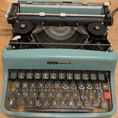 Masina de scris veche Olivetti Lettera 32