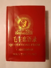 Quotations from Chairman Mao Tse-Tung (563 p.; ediție bilingvă chineză - engleză)