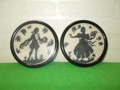 Set doua TABLOURI CUSUTE vechi cu PERSONAJE ROMANTICE DE EPOCA , rama din LEMN / GOBLEN