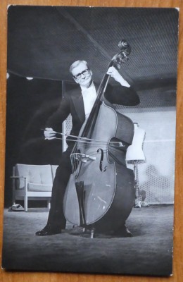 Fotografie originala cu Radu Beligan c&amp;acirc;nt&amp;acirc;nd la contrabas, anii 80, foto Ileana M. foto