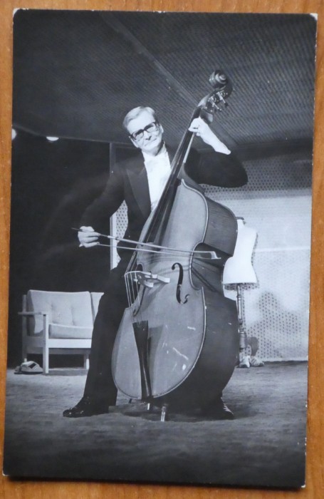 Fotografie originala cu Radu Beligan c&acirc;nt&acirc;nd la contrabas, anii 80, foto Ileana M.