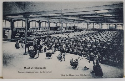 MOET ET CHANDON , EMMAGASINAGE DES VINS - LE SOUTIRAGE , CARTE POSTALA , INCEPUTUL SEC. XX foto