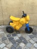 Motocicleta galbena plastic