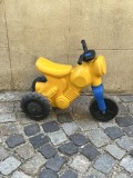 Motocicleta galbena plastic