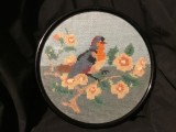 Design / vintage - Tablou goblen / cusatura pasare in rama de lemn rotunda !