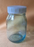 Borcan din sticla cu capac din plastic, pentru miere - Made in Romania anii 1970 era socialista