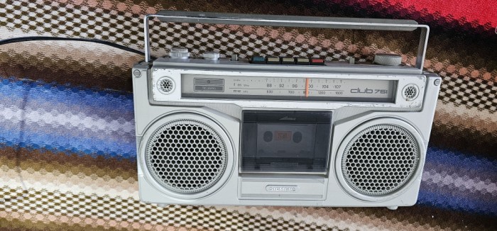 RADIOCASETOFON SIEMENS RM-761 FUNCTIONEAZA SI RADIO SI CASETOFONUL .