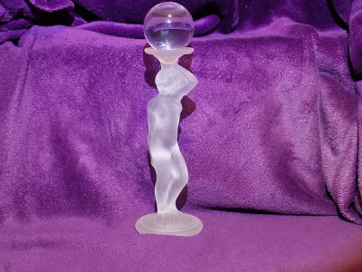 Statuetă nud din sticla satinata cu sfera cristal marcat / foto