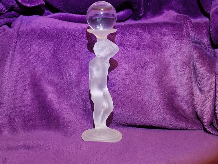 Statuetă nud din sticla satinata cu sfera cristal marcat /