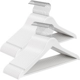 Set 30 umerase din lemn albe SONGMICS, 43 cm, cu bara si carlig 360&deg;