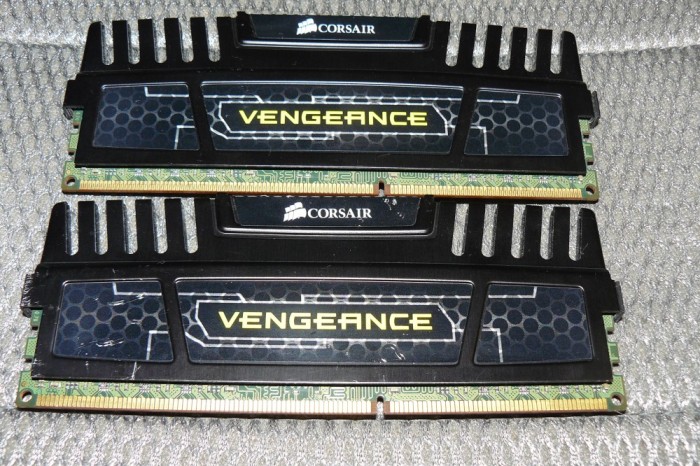 Kit 8GB (2 x 4GB) DDR3-memorii Corsair VENGEANCE (cu radiator)