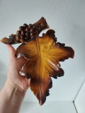# Sculptură &icirc;n Lemn - Frunză de Viță cu Strugure &ndash; Arta Populară 1989, Lucrată Manual