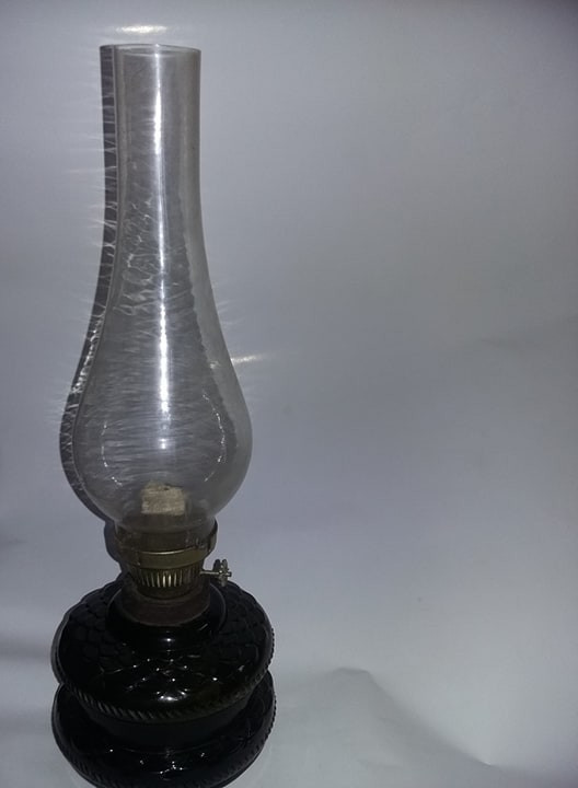 LAMPA PETROL VECHE DE COLECTIE Sticla NEAGRA-RARA,cu fitil,MARE,cu  OGLINDA,T.GRA | Okazii.ro