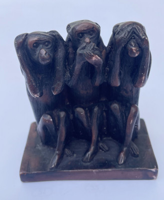 Sculptura trei maimute intelepte, cultura orientala, nu spun, nu aud si nu vad foto