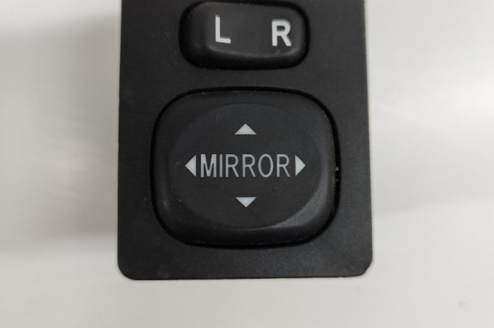 Comutator de reglare oglinda TOYOTA AURIS TOURING SPORTS _E18_ 2013 OEM: 84872-02140 | 28704441