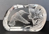 Presspapier din cristal transparent gros, cu gravura Colibri, semnat de artist