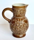 Ulcior vintage din ceramica smaltuita, cu motive vinicole si gotice in relief, inaltime 17 cm