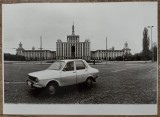 Dacia 1300 la Piata Scanteii// fotografie perioada comunista, Romania 1900 - 1950, Portrete