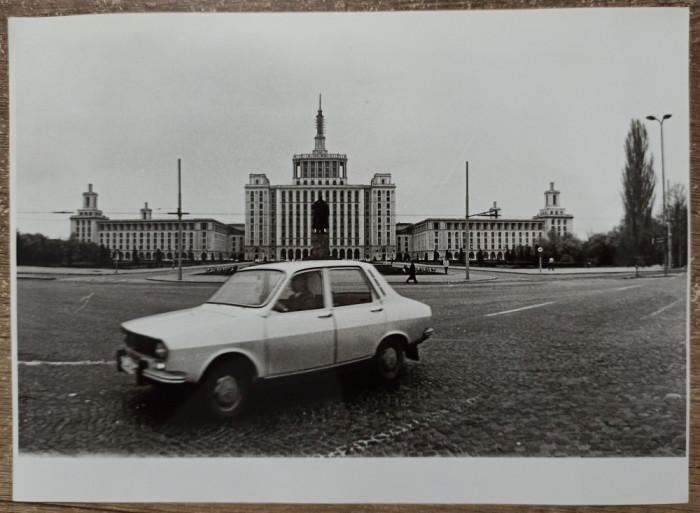 Dacia 1300 la Piata Scanteii// fotografie perioada comunista