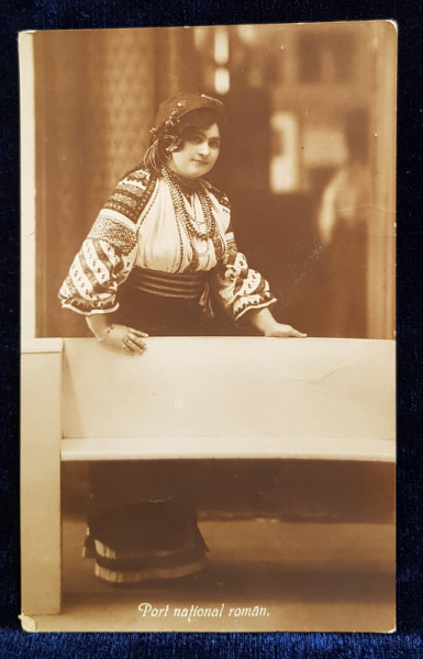 FEMEIE IN COSTUM POPULAR MUNTENESC POZAND IN ATELIER , CARTE POSTALA ILUSTRATA , MONOCROMA , CIRCULATA , DATATA 1922