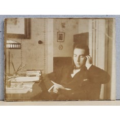 TANAR CITIND LA BIROU , FOTOGRAFIE PE SUPORT DIN CARTON , INTERBELICA