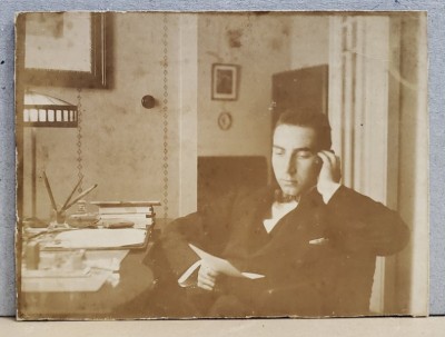 TANAR CITIND LA BIROU , FOTOGRAFIE PE SUPORT DIN CARTON , INTERBELICA foto