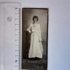 Fotografie cartonată cu tânără în rochie albă