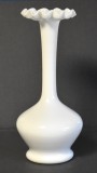 Vaza din sticla opalina / Milk glass - 22,5 cm