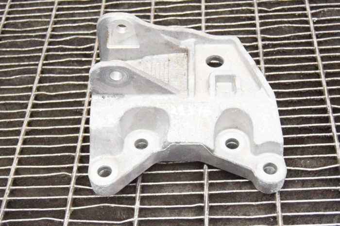 Suport motor dreapta JAGUAR E-PACE X540 2020 OEM: GJ32-6P096-AF,J9C3-6F030-AB | 11808111