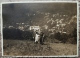 Fotografie Veche de Colecție: Grup pe Deal, 11.5x8.5cm, București - Peisaj Vintage