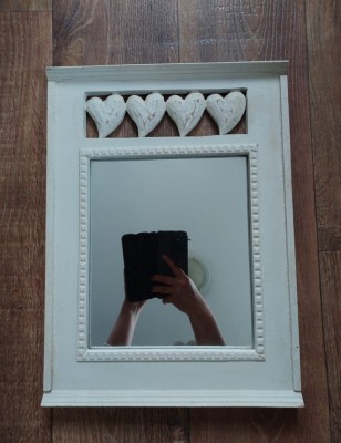 Oglinda de perete in rama de lemn, cu inimioare sculptate, vopsita in alb, 30x40cm foto