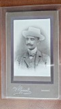 Fotografie pe carton, barbat cu mustata si palarie, inceput de secol XX